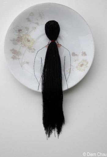 Дием Чау, её восковые карандаши и волосы в тарелке своими руками