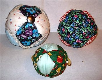 Рождественские шары из лоскутков своими руками